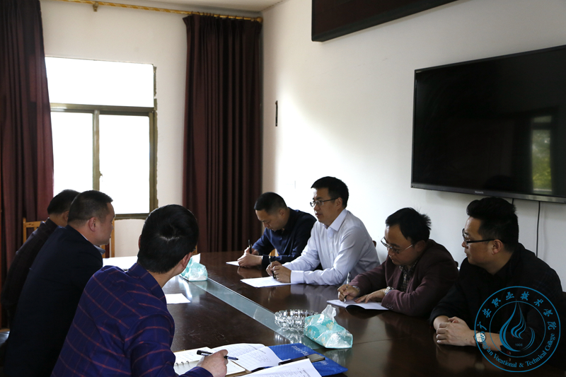 在乡政府会议室座谈