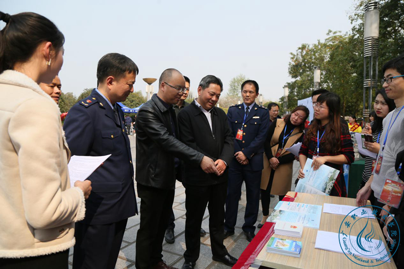 丁湘参观学校展台