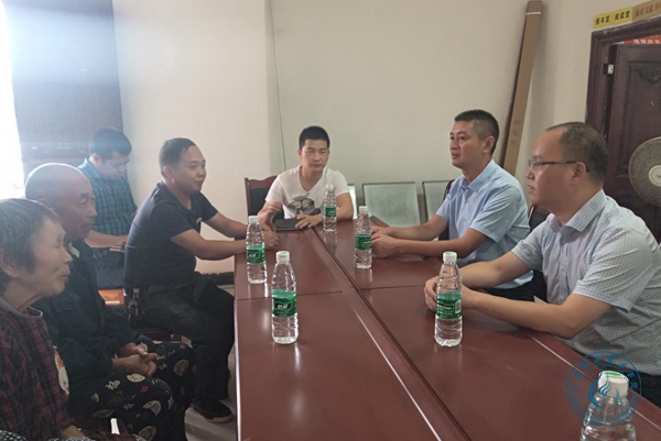 村支书汇报脱贫工作情况