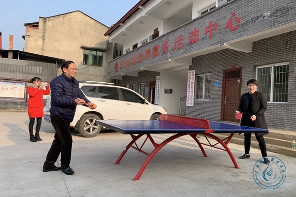 王甫茂与kaiyun官网驻村第一书记王紫元打乒乓球