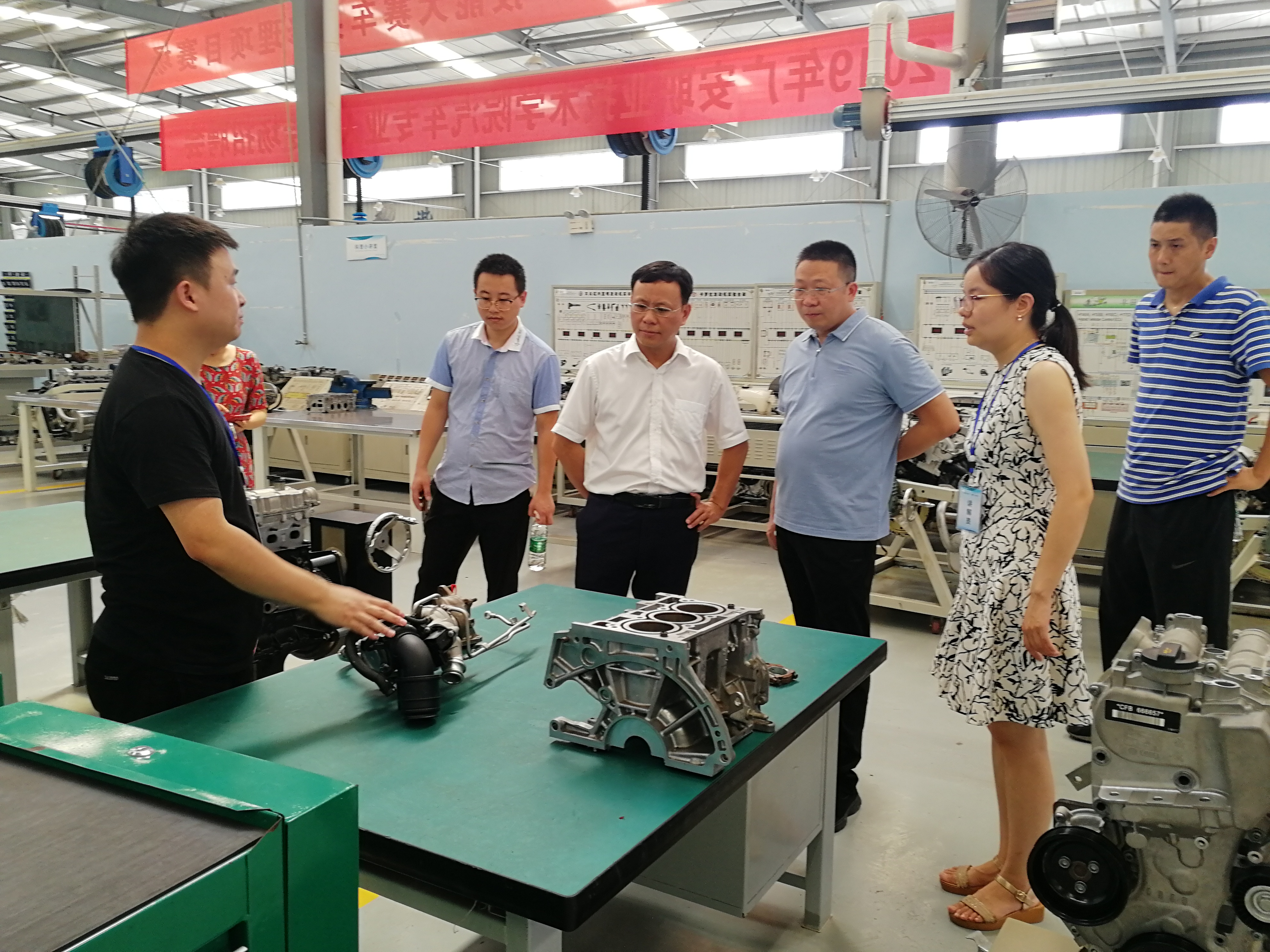 1蒋西南一行参观科普区