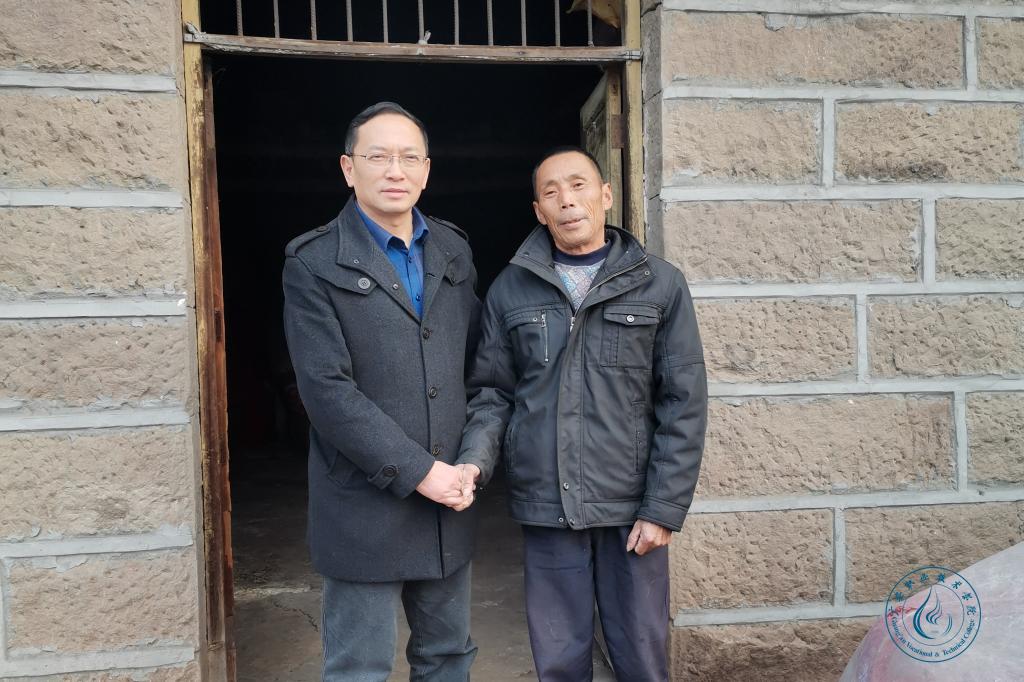 王甫茂看望贫困户