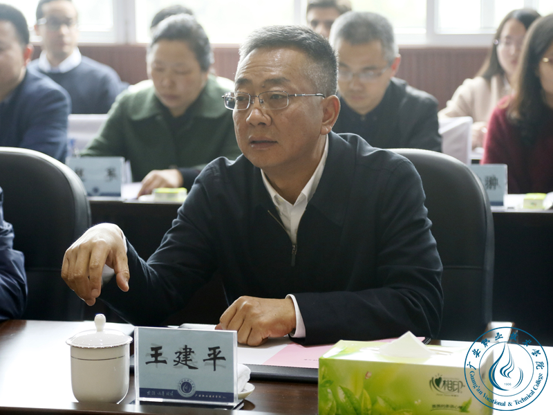 王建平介绍学校概况