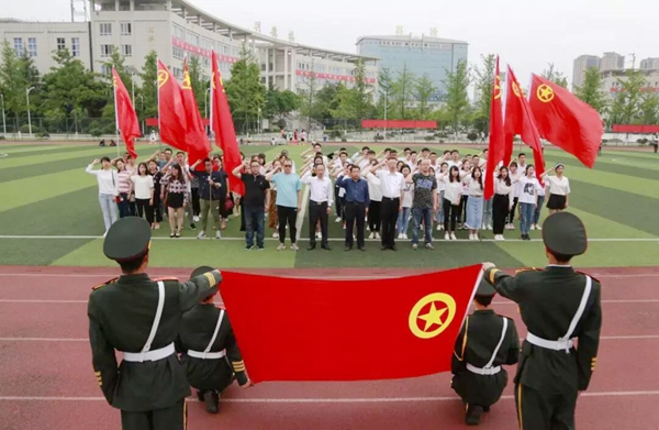 重温入团誓词 传承“五四”精神